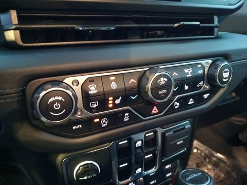 Certified 2025 Jeep Gladiator Mojave image 16