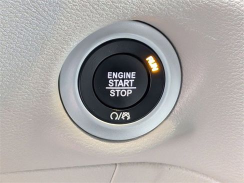 Certified 2024 Chrysler Pacifica Touring-L image 19