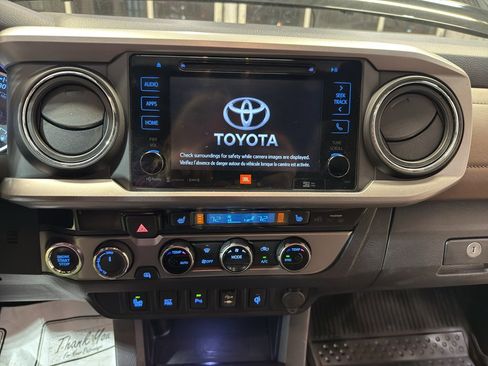 Used 2016 Toyota Tacoma Limited w/ Towing Package image 18