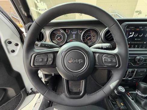 Used 2023 Jeep Gladiator Sport AWD/4WD image 14