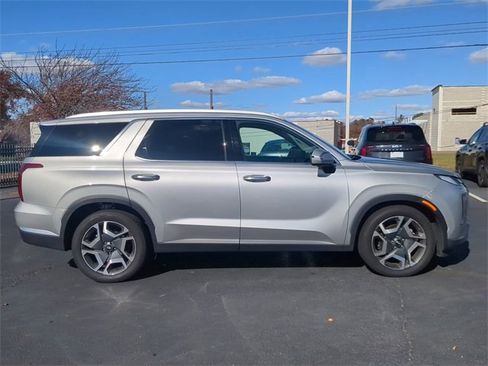 Used 2024 Hyundai Palisade Limited image 3