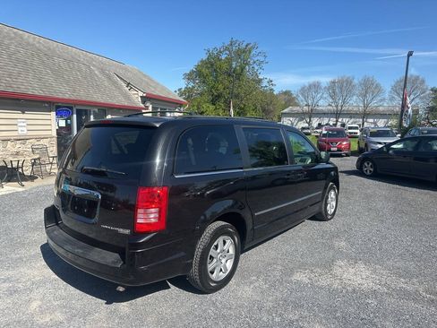 Used 2010 Chrysler Town & Country Touring FWD image 5