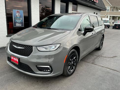 Used 2025 Chrysler Pacifica Select FWD image 2