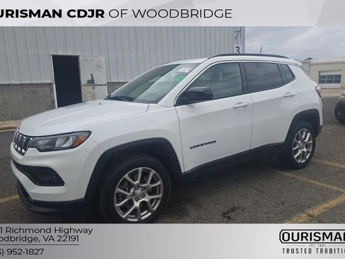 Used 2024 Jeep Compass Latitude w/ Sun and Sound Group image 1