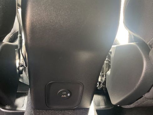 Used 2021 Ford Escape SE image 24