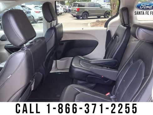 Used 2023 Chrysler Pacifica Touring-L FWD image 18