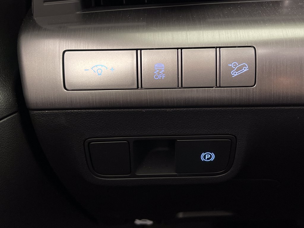 Certified 2025 Hyundai Kona SEL AWD/4WD image 31