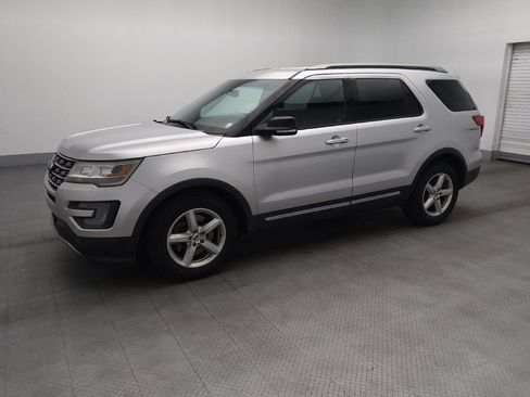 Used 2016 Ford Explorer XLT w/ Equipment Group 201A FWD image 2
