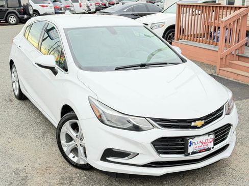 Used 2017 Chevrolet Cruze Premier FWD image 2