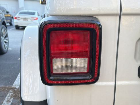 Used 2021 Jeep Wrangler Unlimited Rubicon image 8