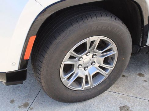 Used 2023 Jeep Wagoneer 4WD image 9