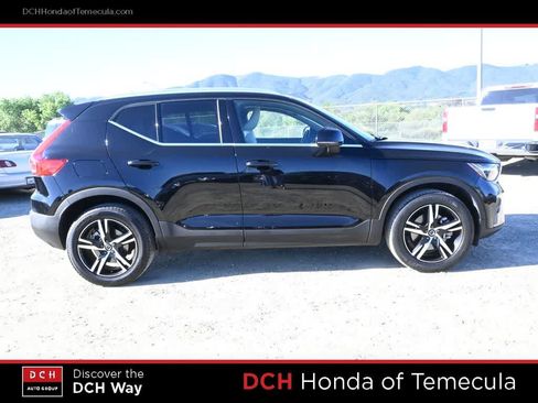 Used 2023 Volvo XC40 B5 Plus image 5