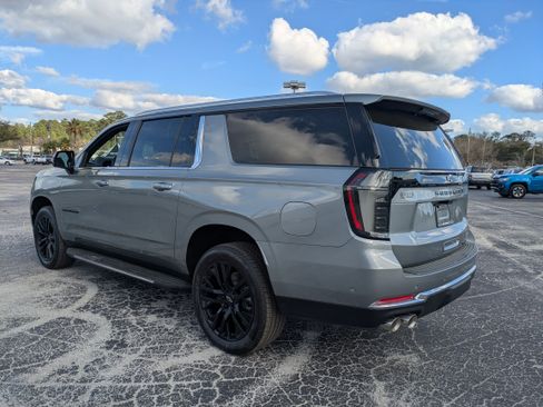 New 2026 Chevrolet Suburban Premier image 7