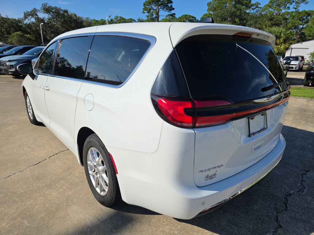 Used 2023 Chrysler Pacifica Touring-L FWD image 2