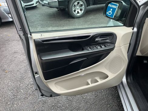 Used 2019 Dodge Grand Caravan SXT FWD image 24