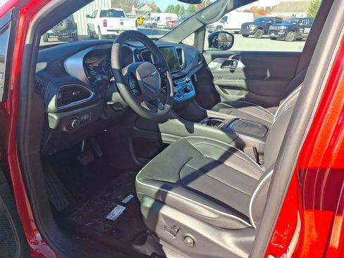 New 2026 Chrysler Pacifica Limited w/ S Appearance Package AWD/4WD image 9