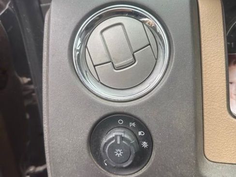 Used 2011 Ford F150 XLT w/ XLT Chrome Pkg image 16