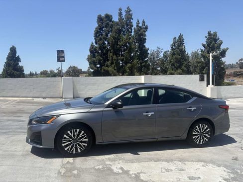 Used 2025 Nissan Altima 2.5 SV FWD image 8
