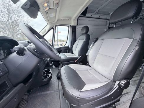Used 2024 RAM ProMaster 2500 w/ Convenience Group image 16