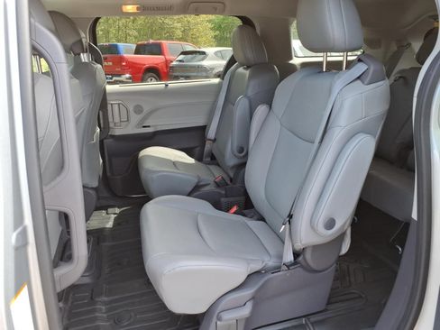 Used 2021 Toyota Sienna XLE w/ XLE Plus Package AWD/4WD image 13