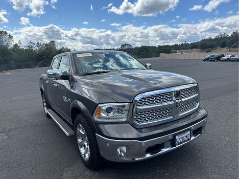 Used 2018 RAM 1500 Laramie w/ Convenience Group AWD/4WD image 3