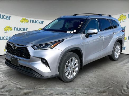 Used 2023 Toyota Highlander Limited AWD/4WD image 2