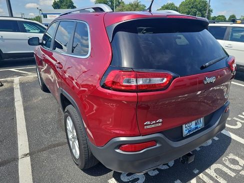 Used 2017 Jeep Cherokee Latitude w/ Cold Weather Group AWD/4WD image 8