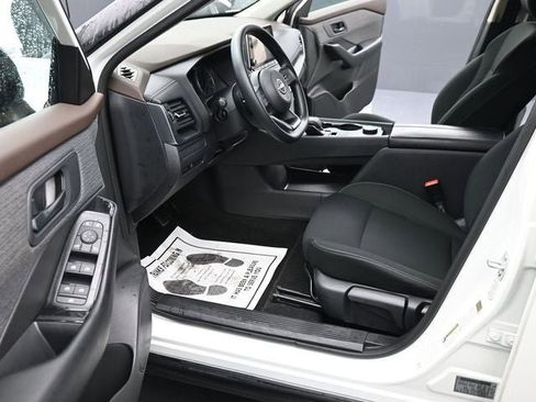 Used 2023 Nissan Rogue S image 18