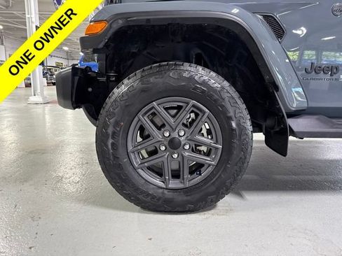 Used 2024 Jeep Gladiator Sport AWD/4WD image 9