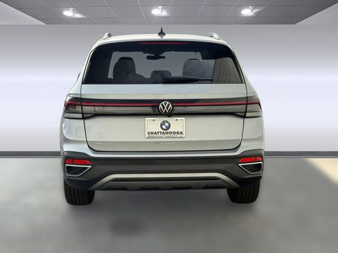 Used 2025 Volkswagen Taos SE image 9