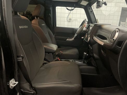 Used 2018 Jeep Wrangler Unlimited Sahara w/ Dual Top Group image 18