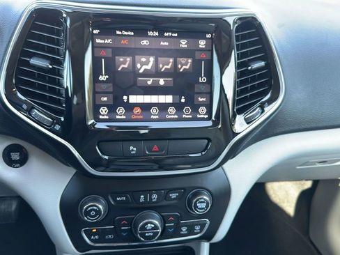 Used 2019 Jeep Cherokee Limited image 24