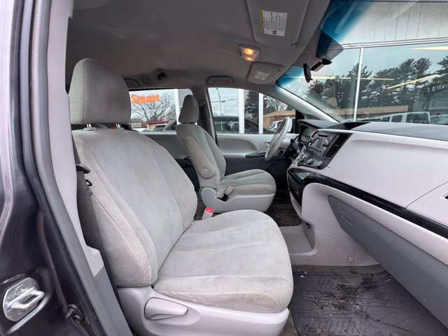 Used 2014 Toyota Sienna L FWD image 12