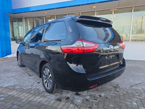 Used 2018 Toyota Sienna XLE Premium image 3
