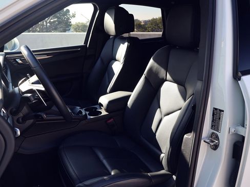 Certified 2025 Porsche Macan image 5