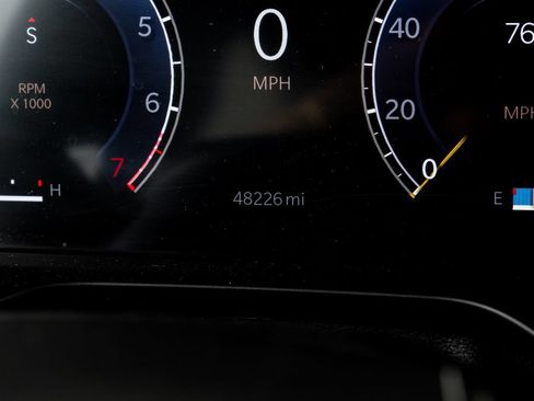 Used 2022 Jeep Grand Cherokee Overland w/ Luxury Tech Group IV AWD/4WD image 3