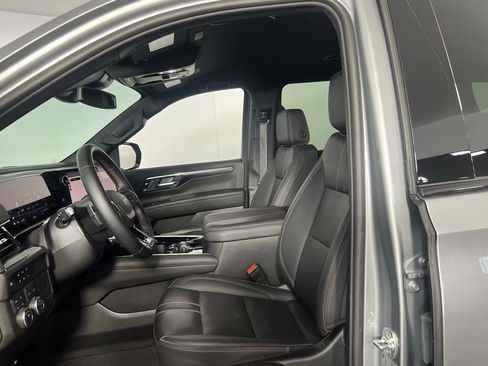 Used 2025 Chevrolet Suburban RST image 21