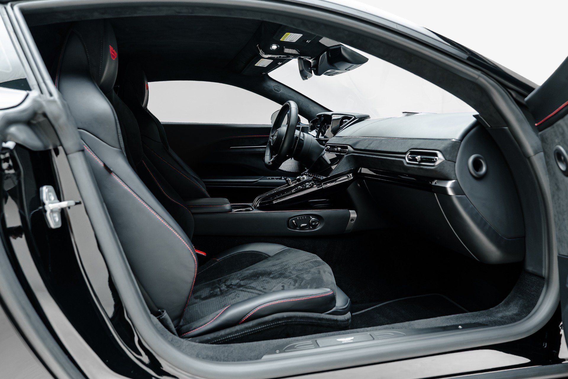Used 2025 Aston Martin V8 Vantage Coupe RWD image 34