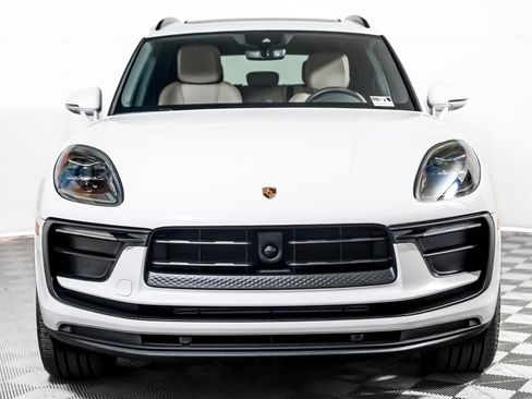 Certified 2025 Porsche Macan image 7