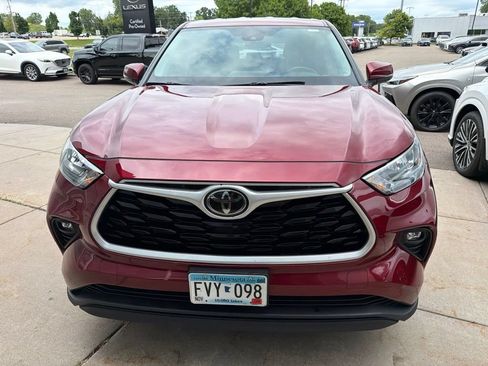 Used 2020 Toyota Highlander LE AWD/4WD image 2