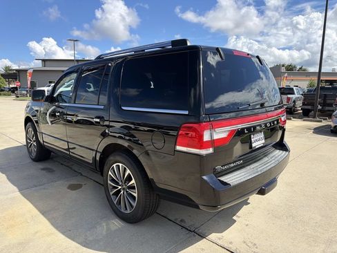 Used 2017 Lincoln Navigator Select RWD image 6