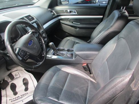 Used 2017 Ford Explorer XLT w/ Equipment Group 202A AWD/4WD image 12