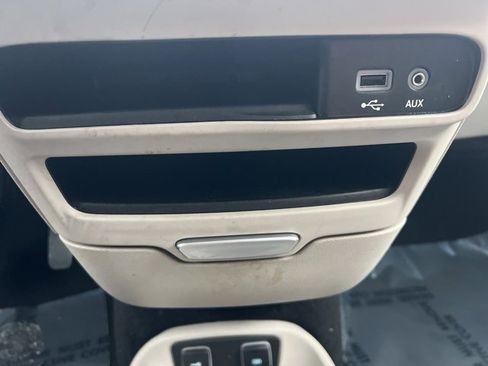 Used 2017 Chrysler Pacifica Touring-L image 11