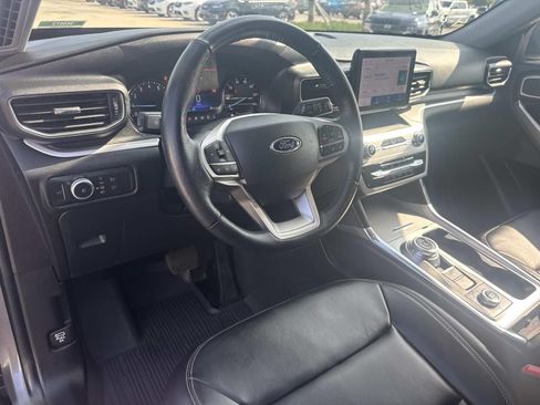 Used 2022 Ford Explorer XLT w/ Equipment Group 202A AWD/4WD image 18
