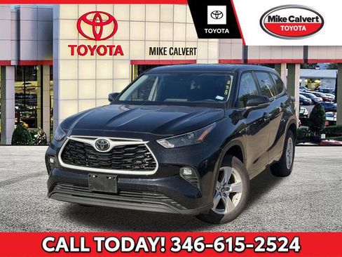 Used 2025 Toyota Highlander LE FWD image 1
