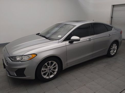 Used 2020 Ford Fusion SE FWD image 2