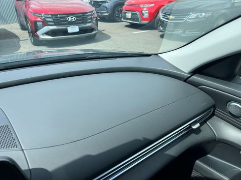 Used 2025 Hyundai Elantra SEL image 36