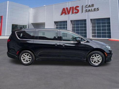 Used 2025 Chrysler Pacifica Select image 5