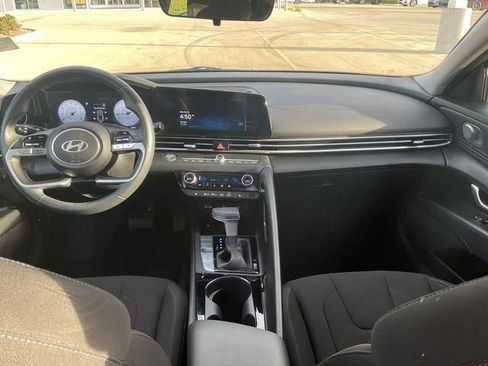 Used 2025 Hyundai Elantra SEL image 27