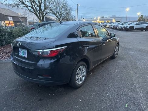 Used 2019 Toyota Yaris L image 5